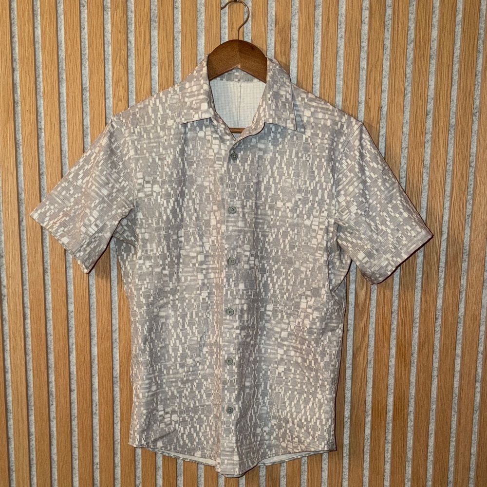 Men's Gray LuLuLemon Patterned, Button Down, Short Sleeve Shirt